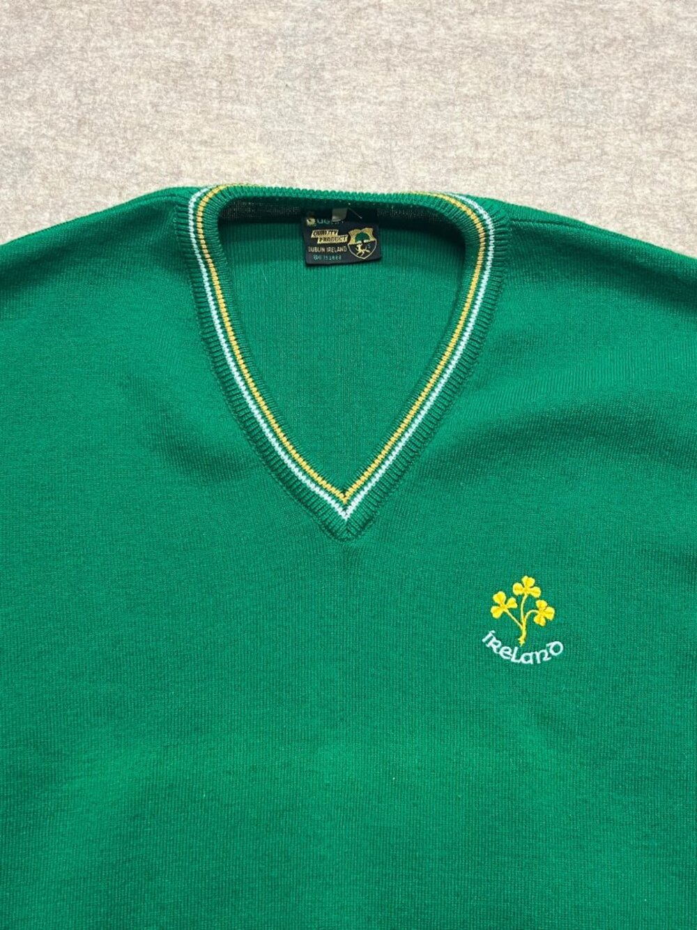 Vintage 90's Sugra Made in Ireland Green V-neck Sweater 42 Euro Large Men Unisex - Picture 2 of 11